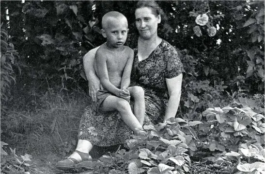  ?? @RUSSIAN LOOK ?? La única foto que conserva Vera Putina con su presunto hijo en 1958