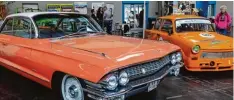  ??  ?? Verschiede­ne Autowelten in ähnlicher Farbe: ein Cadillac aus den 60er Jahren neben einem Renn Trabant.