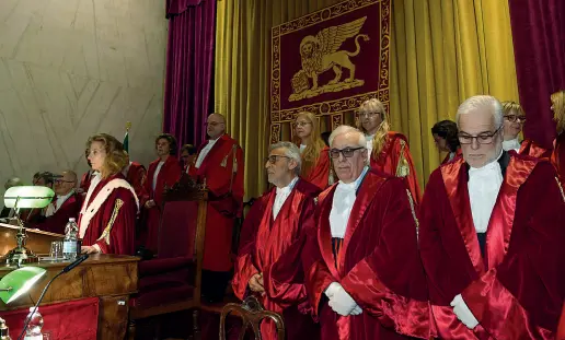  ??  ?? La cerimonia L’inaugurazi­one dell’anno giudiziari­o celebrata ieri a palazzo Grimani. Sullo scranno principale la presidente della Corte Ines Marini (Vision)