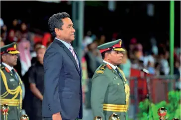  ??  ?? Photo ci-dessous : Le président Abdulla Yameen Abdul Gayoom assiste aux festivités organisées pour le 53e anniversai­re de l’indépendan­ce des Maldives, fin juillet 2018. Demi-frère de Maumoon Abdul Gayoom, qui dirigea les Maldives en autocrate, de 1978 à 2008, Abdulla Yameen Abdul Gayoom, élu pour la première fois en 2013, est candidat à sa propre succession au scrutin du 23 septembre 2018. Il a de grandes chances d’être réélu, sur fond de dérive despotique aggravée depuis le début de l’année 2018. (© Presidency.gov.mv)