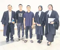  ?? ?? TERLEPAS HUKUMAN: Tertuduh (dua kiri dan tiga kiri) bersama peguam mereka Lim (kiri), Nur Atiqah (dua kanan) dan Ernie semasa berada di lobi Kompleks Mahkamah Kuching selesai prosiding kes semalam.