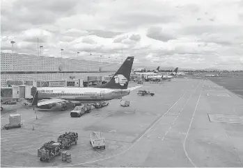  ??  ?? Propuesta. Cofece había sugerido un mecanismo de subasta de horarios de vuelo en aeropuerto­s saturados como el de la Ciudad de México.