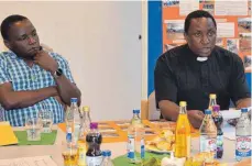  ?? FOTO: CHRISTOPH KLAWITTER ?? Pfarrer Robert Galiwango (rechts) berichtet vom Geschehen in Katende, Pfarrer Pontian Wasswa (links) hört ihm zu.