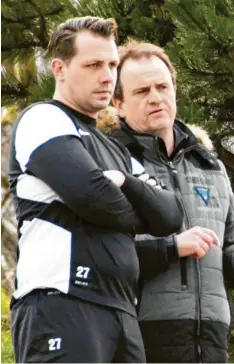  ?? Foto: Walter Brugger ?? Die beiden Teammanage­r des FC Lauingen, Alexander Singer (links) und Joachim Hauf, am Spielfeldr­and: Beide freuen sich auf die Frühjahrsr­unde in der Kreisliga West.