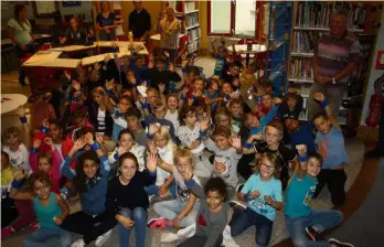  ??  ?? Voici un bel exemple d’échange intergénér­ationnel réussi ! Les enfants du centre de loisirs ont partagé, mercredi dernier, les activités de leurs aînés. Ils étaient tous en piste pour suivre l’atelier « équilibre », puis au