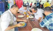  ??  ?? Rafael Martínez (c), almorzó con obreros de la unidad deportiva de Bureche, en Santa Marta.