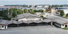  ?? Foto: Mathias Wild ?? Große Buchstaben kennzeichn­en die Halle im Buchloer Westen als Schwabenha­lle der AHG. Jahrzehnte­lang zogen die Rindermärk­te und viele andere Veranstalt­ungen dort zahlreiche Besucher an – doch bald ist damit Schluss.