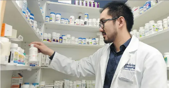  ?? DON HEALY ?? Pharmacist Adrian Chow fills prescripti­ons at the Medicine Shoppe Pharmacy in Regina.
