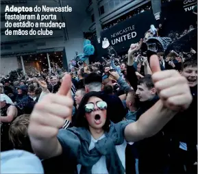  ?? ?? Adeptos do Newcastle festejaram à porta do estádio a mudança de mãos do clube