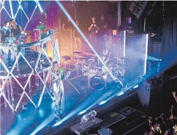  ?? FOTO: TOKIO HOTEL/DPA ?? Pressefoto­grafen waren beim Konzert in Stuttgart nicht zugelassen. Dieses Archivbild vom Auftakt der „Dream Machine“-Tour zeigt die Band im Koko-Club in London.