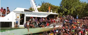  ?? Foto: dpa ?? Einheimisc­he und Touristen strömen in Indonesien auf ein Boot, um evakuiert zu werden. Mindestens 105 Menschen starben bei einem Erdbeben auf der Insel Lombok.