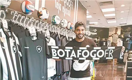  ??  ?? O atacante uruguaio Rodrigo Aguirre já visitou a loja do Botafogo e conheceu os novos companheir­os