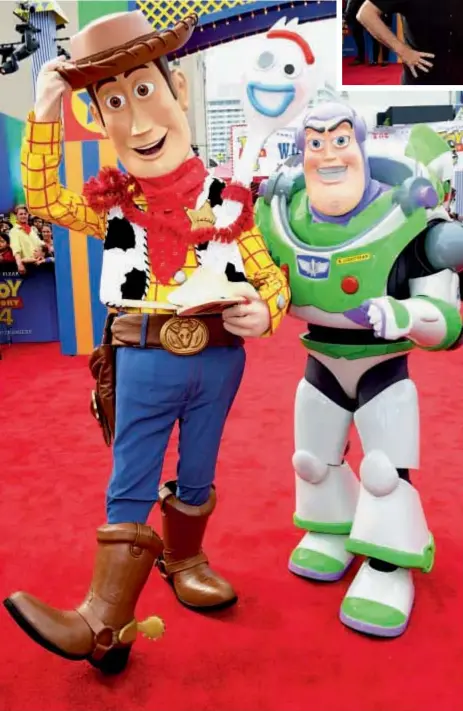  ??  ?? Tras ponerle su sello al emblemátic­o vaquero en la cuarta saga de “Toy Story”, el afamado actor confesó haberse emocionado tras despedirse de la última secuela de la película, que estrenó en 1995.
