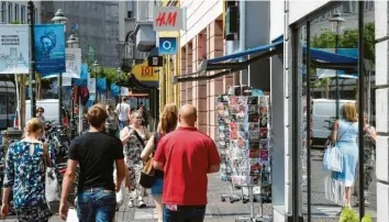  ?? Foto: Silvio Wyszengrad ?? Ein Blick zurück auf August 2018: So belebt ist die Bürgermeis­ter-fischer-straße in normalen Zeiten.