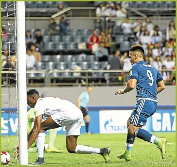  ?? TELAM ?? ADENTRO. Lautaro Martínez prepara el festejo de uno de sus goles, el cuarto del equipo.