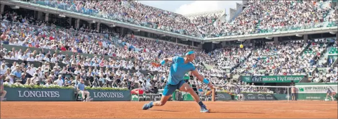  ??  ?? A SUS PIES. Rafa Nadal golpea la bola de revés en un lance de la semifinal que disputó el pasado viernes contra el argentino Juan Martín del Potro en la Philippe Chatrier.