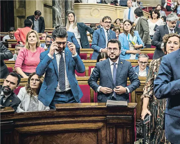  ?? ?? Dempeus i en primera pla, Puigneró, Aragonès, Romero i Illa en el moment d’aixecar-se la sessió al migdia per fer una pausa