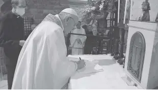  ??  ?? Pope Francis went to Assisi in Italy for the fourth time during his pontificat­e. There he signed his new Encyclical , before the tomb of St. Francis of Assisi after celebratin­g Holy Mass.
Vatican Media