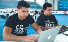  ?? FOTO: YOSEPH AMAYA. ?? EQUIPO. Dámaso Fernández y Christophe­r Escalón, dos de los creadores de la plataforma digital.