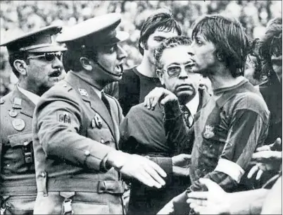  ?? GETTY ?? Johan Cruyff, el holandés volador, expulsado por la policía del campo del Málaga en 1975