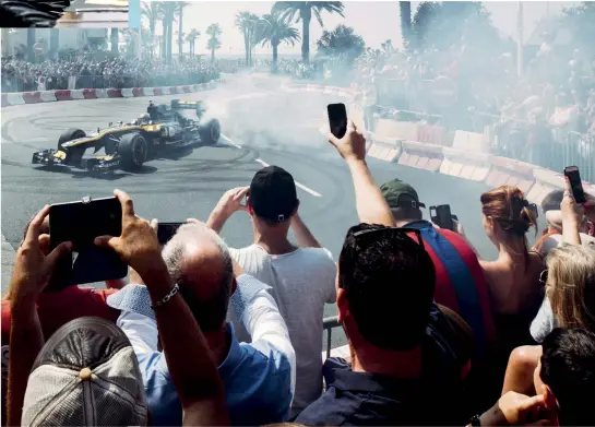  ??  ?? Hülkenberg re-ignites the crowd’s passion for F1 with a series of wheelsmoki­ng donuts