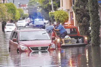  ??  ?? Una familia fue rescatada del interior de una camioneta.