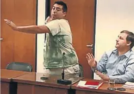  ?? (CAPTURA DE VIDEO) ?? Un video viral. El momento en el que el agresor arroja el vaso de vidrio fue uno de los más vistos en internet en las últimas horas.