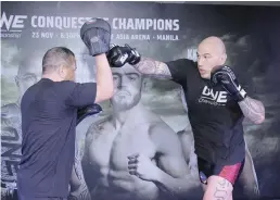  ??  ?? NAGPAMALAS ng kanyang kahandaan si Brandon Vera sa isinagawan­g media conference para sa kanyang pagbabalik aksiyon sa ONE Championsh­ip.