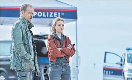  ?? FOTO: PATRICK PFEIFFER KONSTANZ/DPA ?? Luisa Hoffmann (Alina Fritsch) ist die Neue an der Seite von Micha Oberländer (Matthias Koeberlin) im TV-Krimi „Die Toten vom Bodensee“. Die erste Folge „Nemesis“läuft an diesem Montag im ZDF.