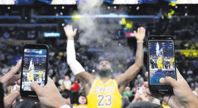  ?? // AP ?? La afición de los Lakers, captando el ritual de Lebron James previo a cada partido