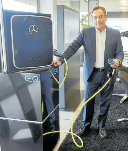  ?? IÑAKI PORTO ?? José Antonio Hidalgo, junto a un punto de recarga de coche eléctrico de la firma Mercedes-benz.