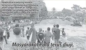  ??  ?? PENDUDUK kampung melihat kerja kerja mendalamka­n sebatang anak sungai setelah air sungai itu melimpah serta beberapa kampung mengalami banjir lumpur di Desa Bangga. - Gambar BERNAMA