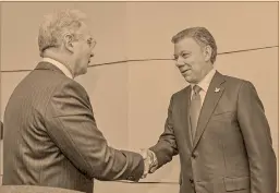  ?? Foto: afp ?? Diplomacia: el presidente, Juan Manuel Santos (d), saluda al exmandatar­io colombiano, Álvaro Uribe, en el Palacio de Nariño, en el 2016.