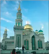  ?? EKO PRIYONO/JAWA POS ?? BERUSIA LEBIH DARI SEABAD: Pengunjung berfoto dengan latar belakang Masjid Katedral, Moskow (18/6).