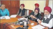  ?? KARUN SHARMA/HT ?? (From left) Four members of the panel Dr Indu Banga , professor JS Grewal, professor Kirpal Singh and Dr Prithipal Singh Kapur during a press conference in Mohali on Thursday.