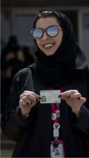  ?? FOTO ISOPIX ?? Een Saudische dame toont trots haar pas verworven rijbewijs.