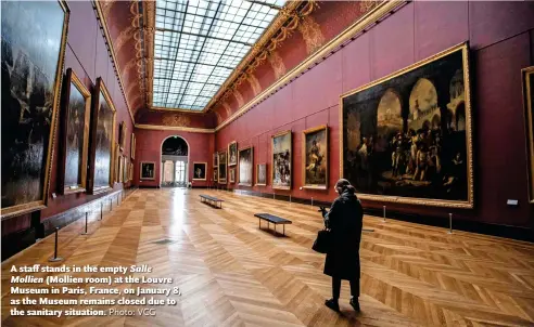  ?? Photo: VCG ?? A staff stands in the empty Salle Mollien ( Mollien room) at the Louvre Museum in Paris, France, on January 8, as the Museum remains closed due to the sanitary situation.