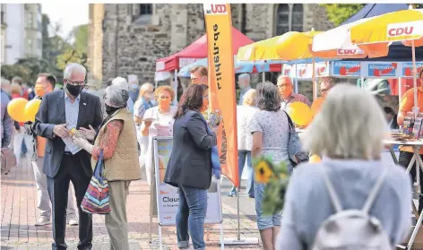  ?? FOTO: STEPHAN KÖHLEN ?? Wahlkampfs­tände am alten Markt: Ab 1. November müssen die Stadtveror­dneten das Wahlergebn­is in praktische Politik umsetzen.