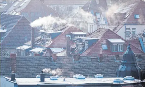  ?? SYMBOLFOTO: JAN WOITAS/DPA ?? Wer von Kaminen umzingelt ist, kann im Herbst und Winter kaum noch lüften.