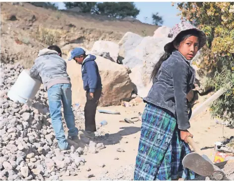  ?? FOTO: KINDERNOTH­ILFE ?? Das Bild zeigt arbeitende Kinder in einem Steinbruch in Guatemala.