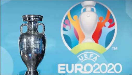  ??  ?? El trofeo de la Eurocopa ya ha visitado sedes como la de Roma, que acogerá el encuentro inaugural el 11 de junio entre Italia y Turquía.