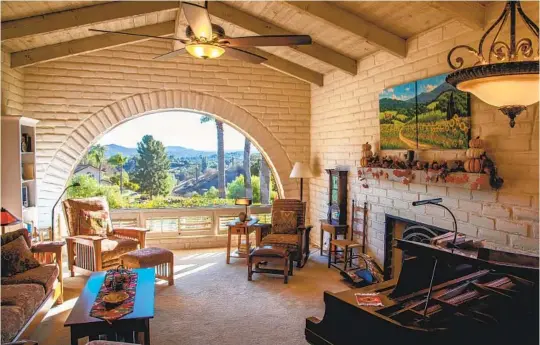  ?? DON BARTLETTI PHOTOS ?? The living room of the R.H. Johnson adobe, built in 1969 by Weir Brothers Constructi­on. The home is one of four on the North San Diego County Adobe Home Tour.