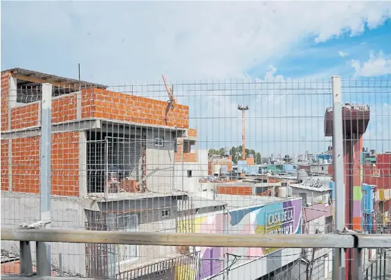  ?? GUILLERMO RODRÍGUEZ ADAMI ?? Estilo favela brasileña. El crecimient­o en altura de la villa 31 se puede observar por ejemplo desde la autopista Illia.