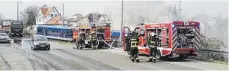  ?? FOTO: BOB ?? Mehrere Feuerwehrf­ahrzeuge waren im Einsatz. Der Brand im Motorberei­ch des Triebwagen­s führte zu starker Rauchentwi­cklung.