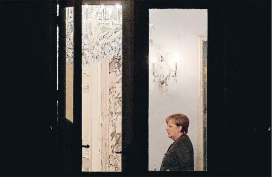  ?? FELIPE TRUEBA / EFE ?? La cancellera Angela Merkel, ahir a la nit a Berlín durant les sessions negociador­es per a la formació de govern