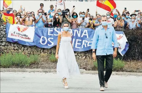  ?? BALLESTERO­S / EFE ?? Los Reyes, ayer, a su llegada a la sede de Coinga, cooperativ­a de elaboració­n de quesos, en Alaior (Menorca)