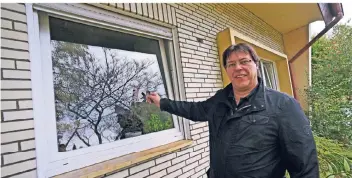  ?? RP-FOTOS (2): JÖRG KNAPPE ?? Das Fenster steht auf Kipp, die Bewohner sind nicht zu Hause: Eine Schwachste­lle im Einbruchsc­hutz, weiß Hauptkommi­ssar Ralf Robertz.