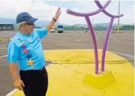  ?? MARCELO POLTRONIER­I ?? Don Ricardo ha hecho de todo en esta vida, por eso lo ponen a hacer varios bretes en el Parque.