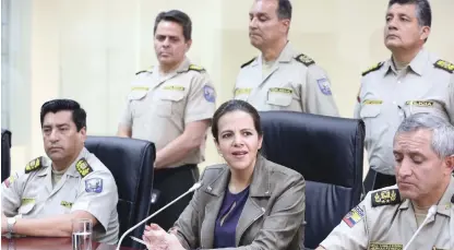  ?? EFE ?? Promesas. La ministra de Interior de Ecuador, María Paula Romo, habló ayer en Ibarra, provincia de Imbabura, en el norte, tras una reunión con altos mandos policiales y autoridade­s civiles a raíz del brutal asesinato de una mujer embarazada por un emigrante venezolano.