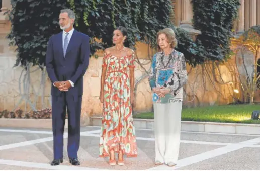  ?? // EFE ?? Los Reyes y Doña Sofía recibieron a casi 400 personas en el Palacio de Marivent